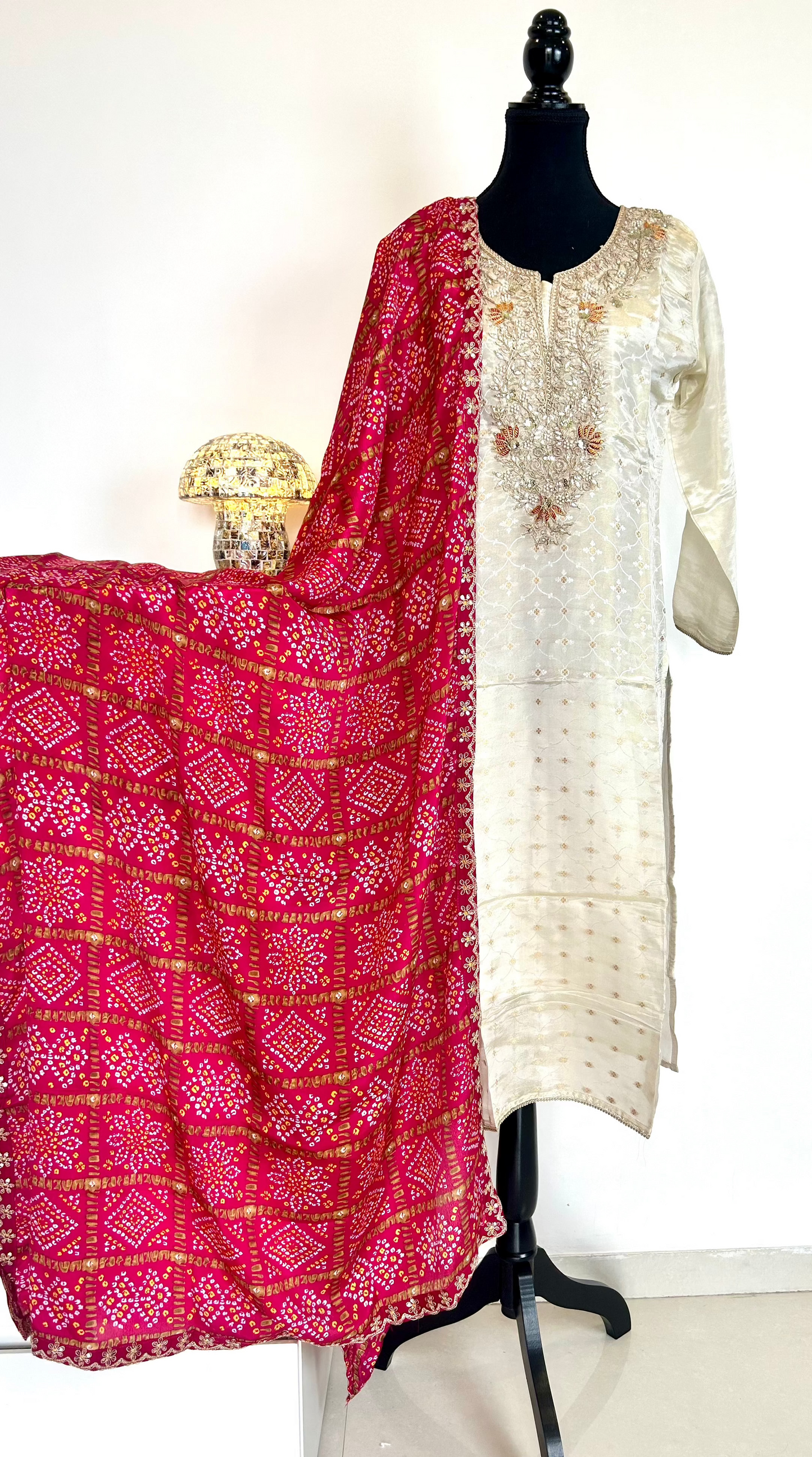 Off White Kurta With Pink Bandhani Dupatta