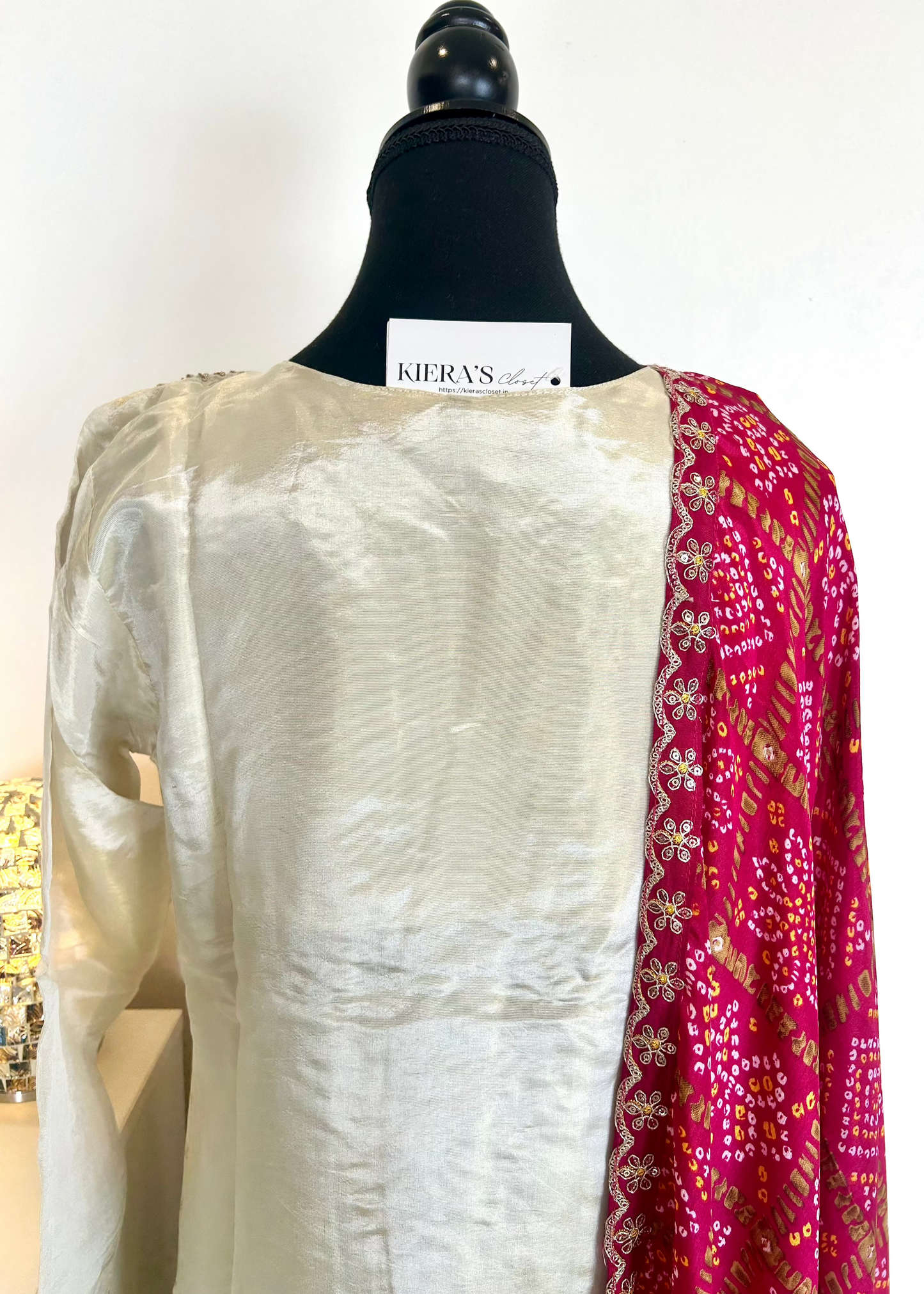 Off White Kurta With Pink Bandhani Dupatta