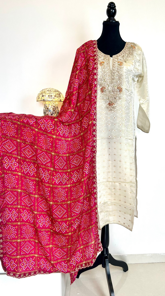 Off White Kurta With Pink Bandhani Dupatta